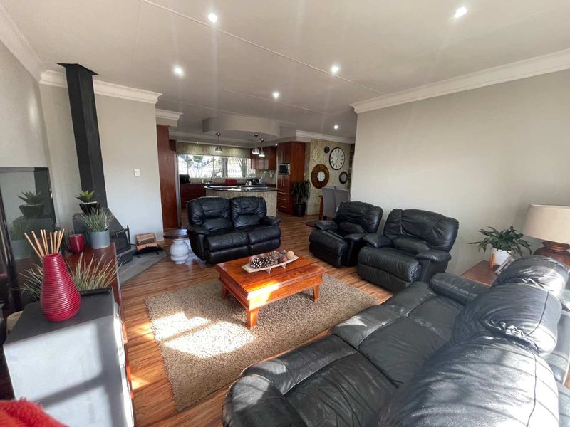 The Complete Package – Spacious Family Living with a Separate 2-Bedroom Flat - Photo 4