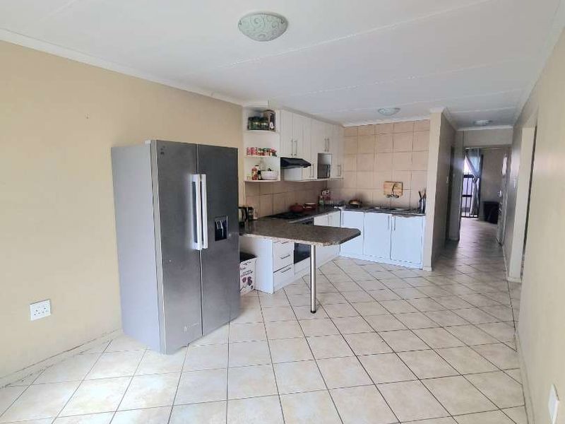 SPACIOUS TOWNHOUSE FOR SALE - Photo 3