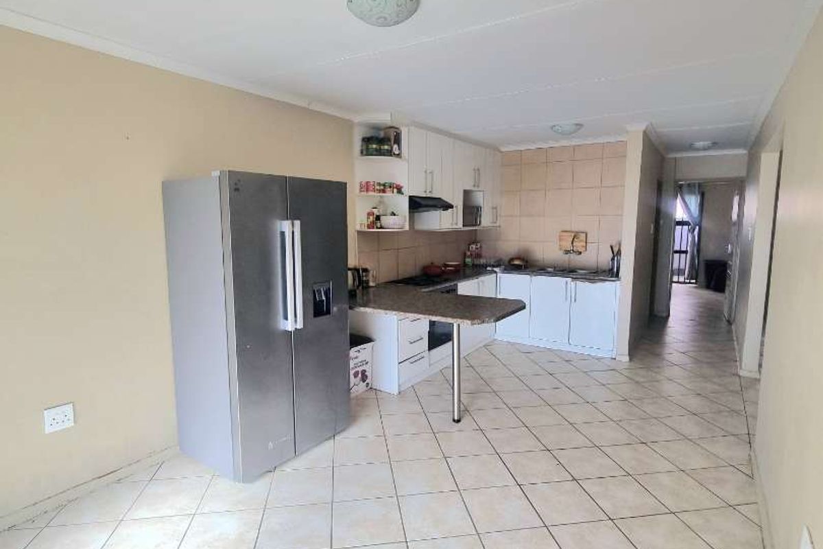 SPACIOUS TOWNHOUSE FOR SALE - Photo 3