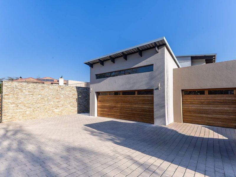 Modern 4 Bedroom Family Home for Rent in a Highly Rated Security Estate - Photo 1