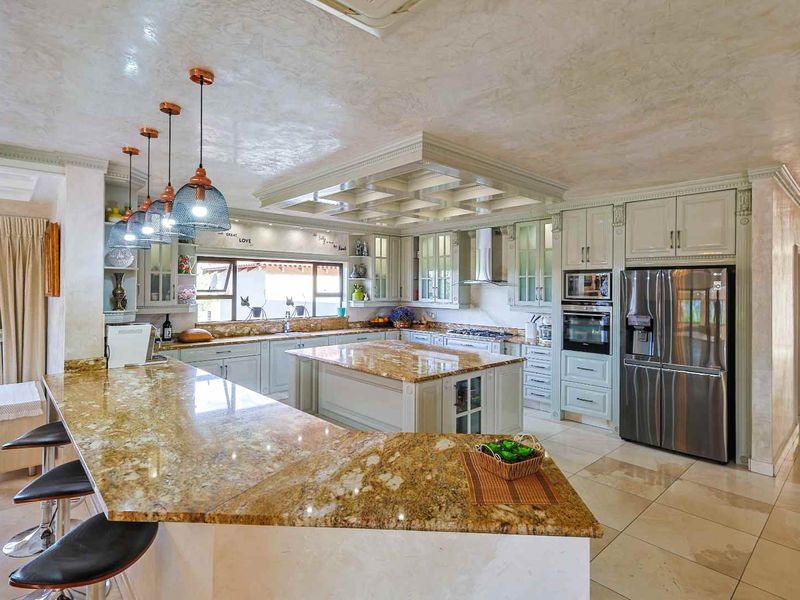 Magnificent Luxury Estate with Panoramic Views in Mooikloof Heights - Photo 8