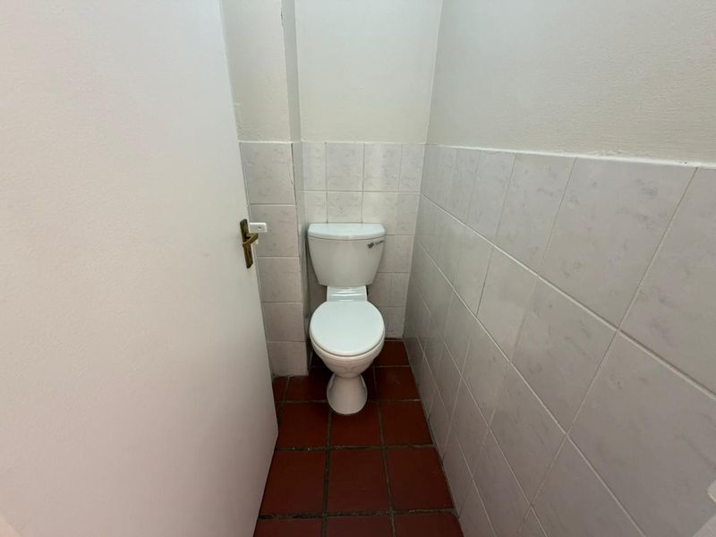 Unique 4 Bed 2 Bath Apartment open plan living area with kitchenette with 2 Secure Parkings allocated - Photo 8