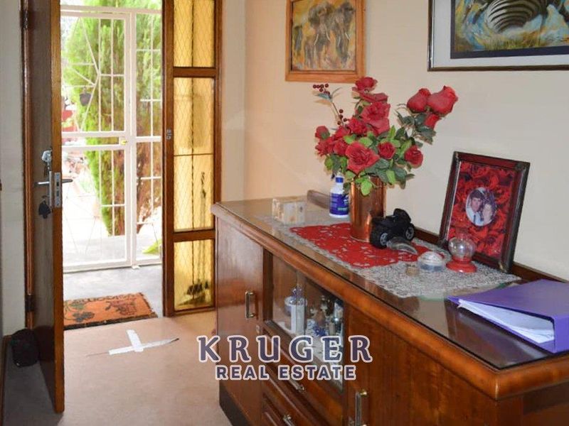 Vintage house for sale in Outjo with huge green gardens! - Photo 4