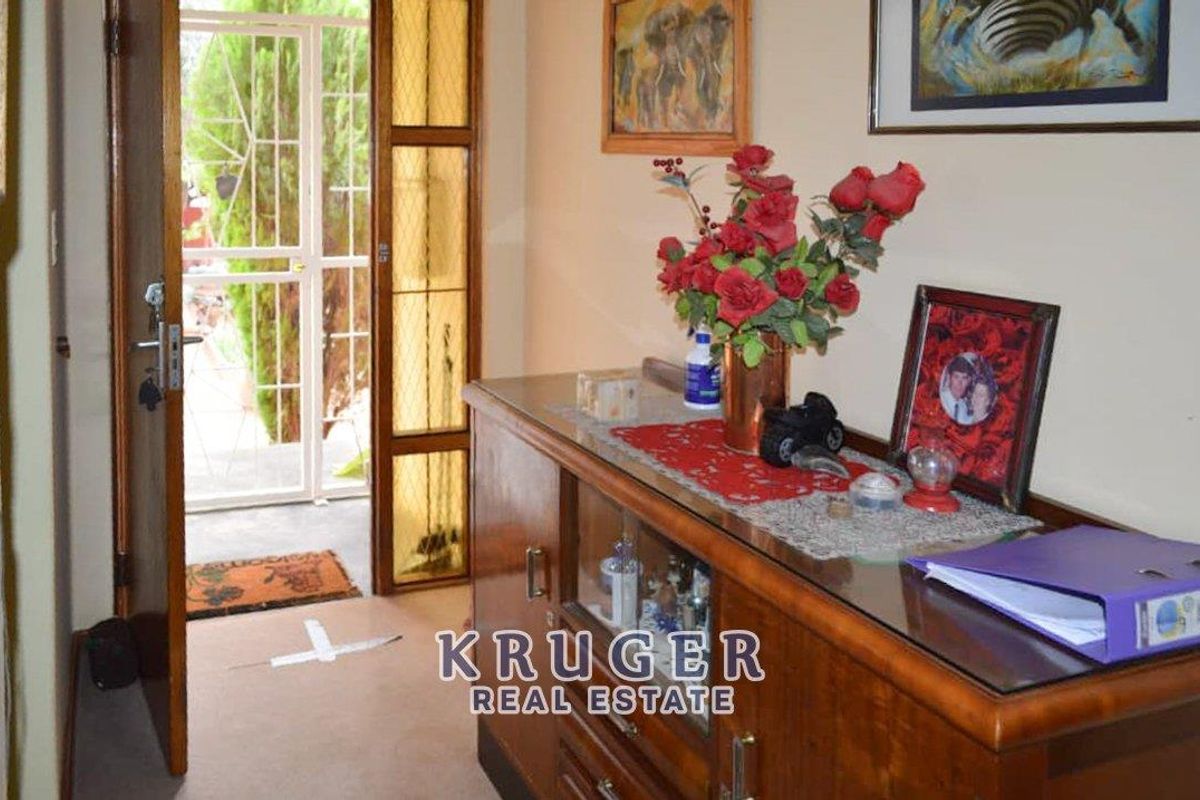 Vintage house for sale in Outjo with huge green gardens! - Photo 4