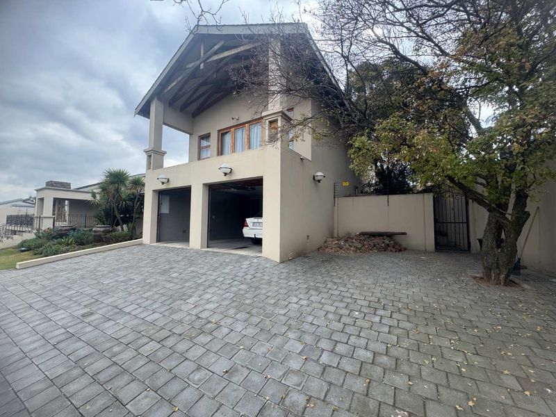 Huge Family Home with Flatlet - Photo 2