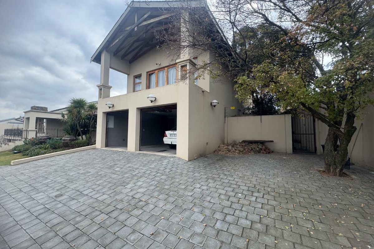 Huge Family Home with Flatlet - Photo 2