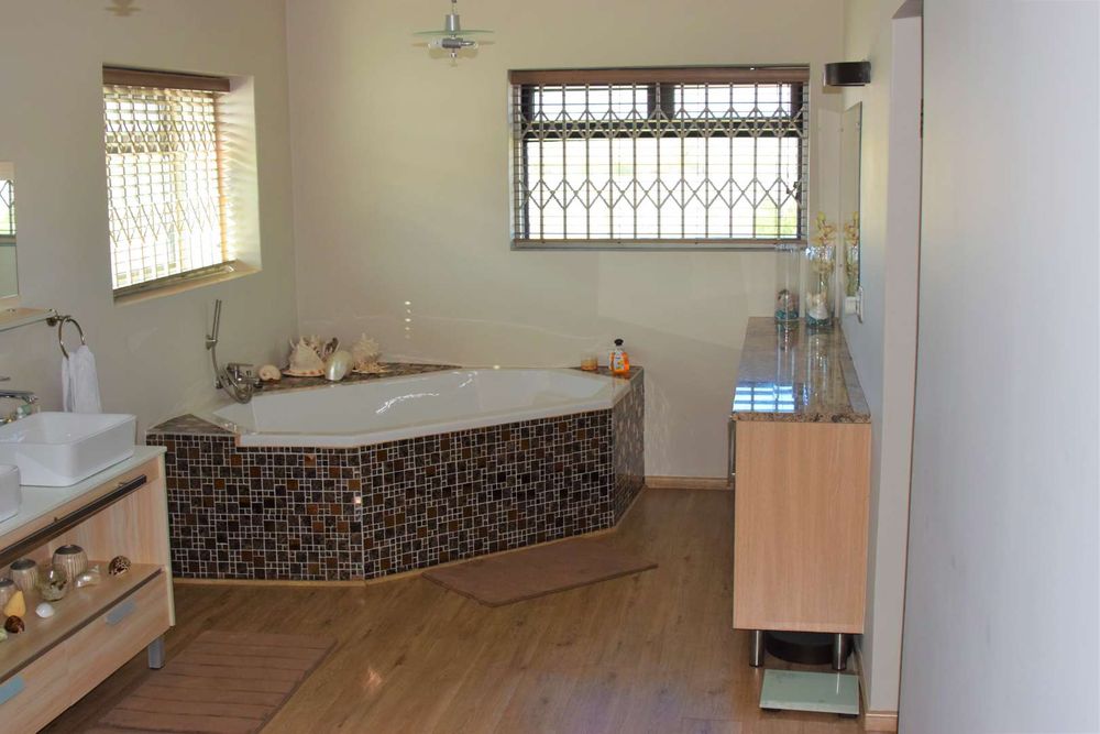 main house main bedroom ensuit