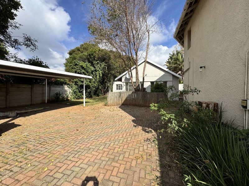 Spacious & Pet-Friendly 3 Bedroom Townhouse with Large Garden and Modern Comforts - Photo 1