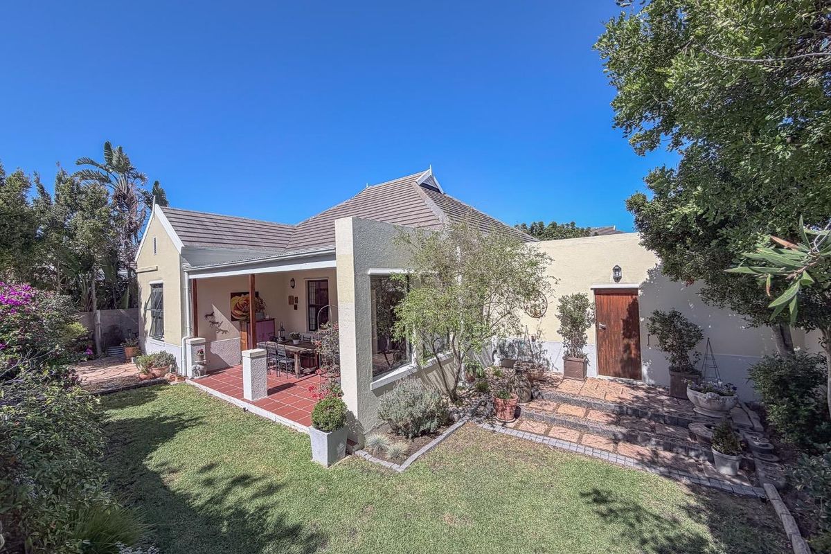 Elegant Home Perfectly Positioned For Privacy - Photo 2