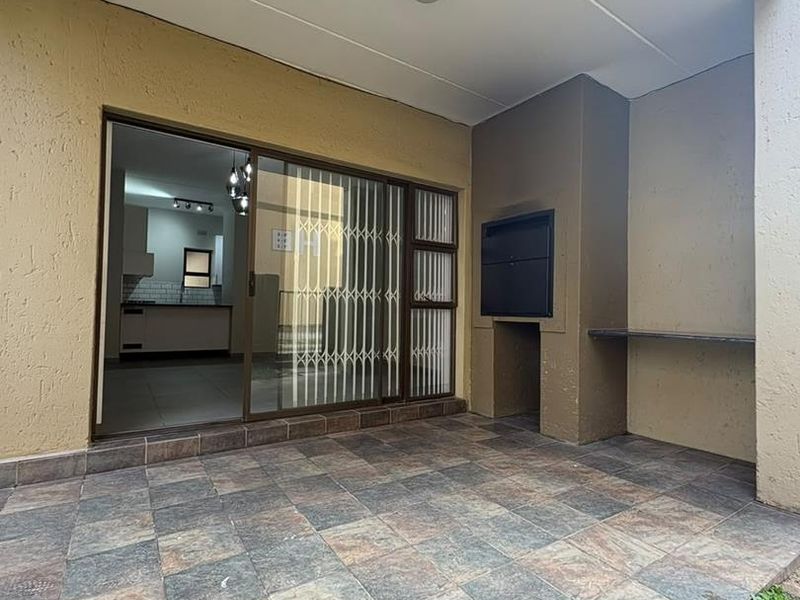 STUPENDOUS FULLY RENOVATED 2 BED 1 BATH GROUND FLOOR  APARTMENT IN THE FANTASTIC COMPLEX IN LONEHILL , FOURWAYS - Photo 2