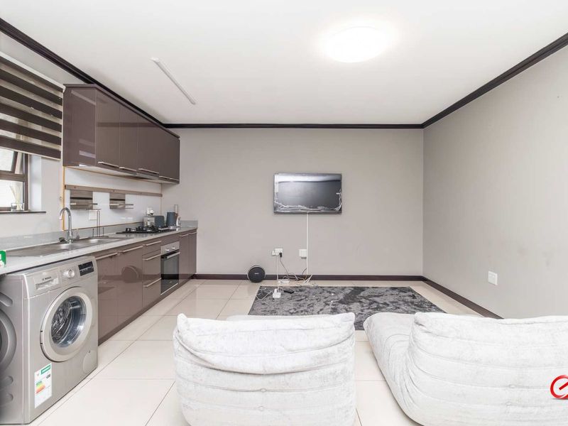 Luxury Apartment with Tenant in Prime Location - Photo 10