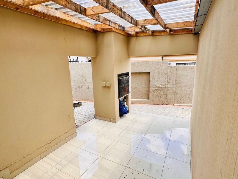 LUXURY, COMFORT AND VERSATILITY ALL IN ONE!!! - Photo 2