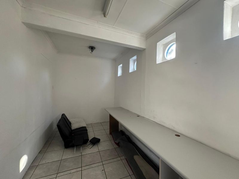 🏡 Spacious Double-Storey Commercial Property for Sale - Photo 6