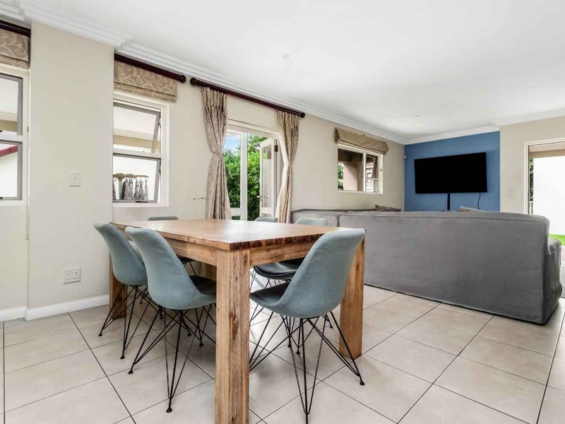 THE PERFECT FAMILY AND ENTERTAINERS HOME IN A SECURE LIFESTYLE ESTATE - Photo 3