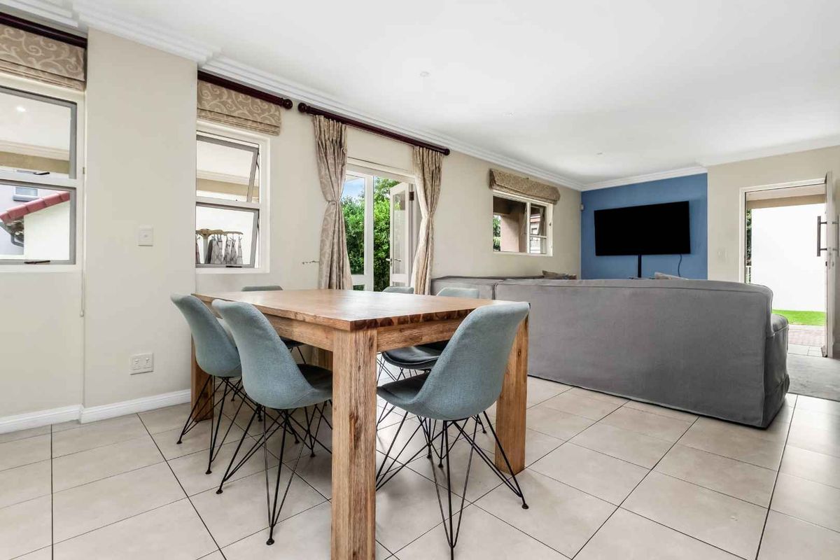 THE PERFECT FAMILY AND ENTERTAINERS HOME IN A SECURE LIFESTYLE ESTATE - Photo 3