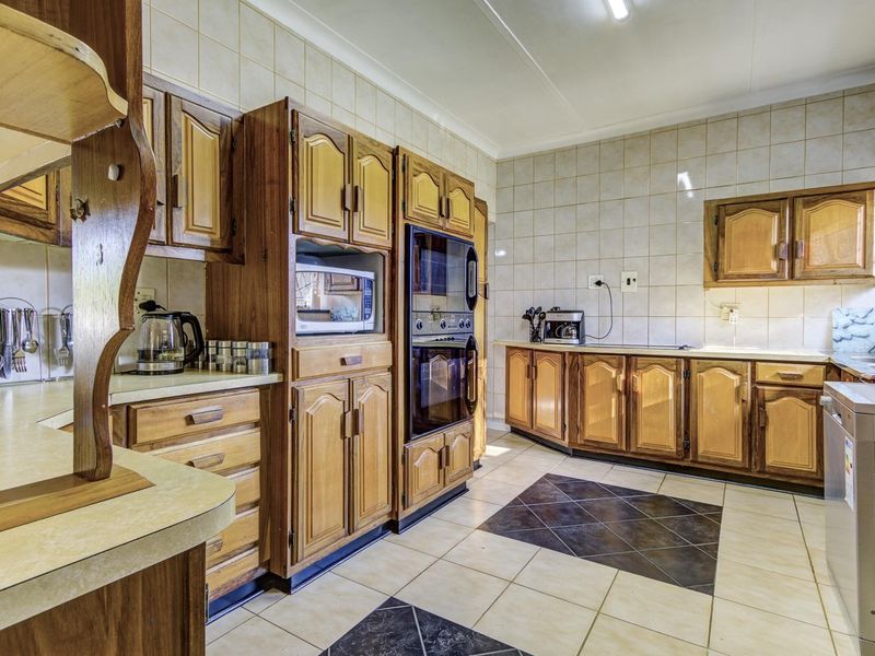 SUPER NEAT AND SPACIOUS HOME WITH SUPERB FLATLET - Photo 7