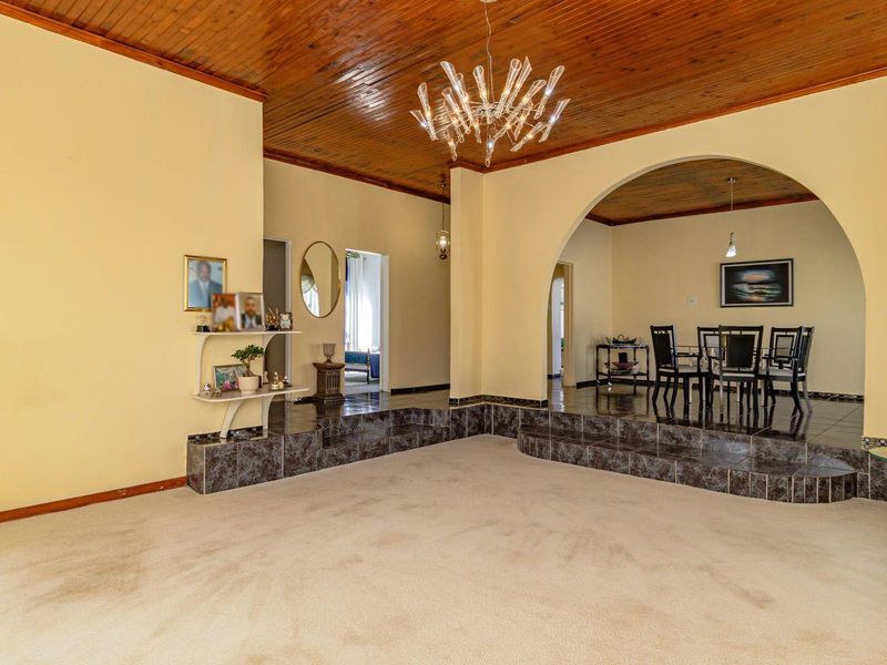 Immaculate Family Oasis with Pool and Lapa - Photo 7