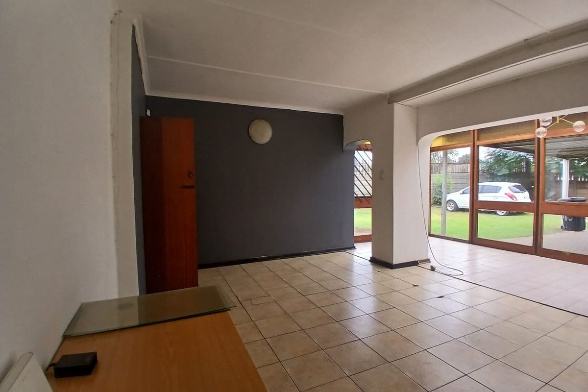 Large Family Home with 2 Flatlets - Photo 5