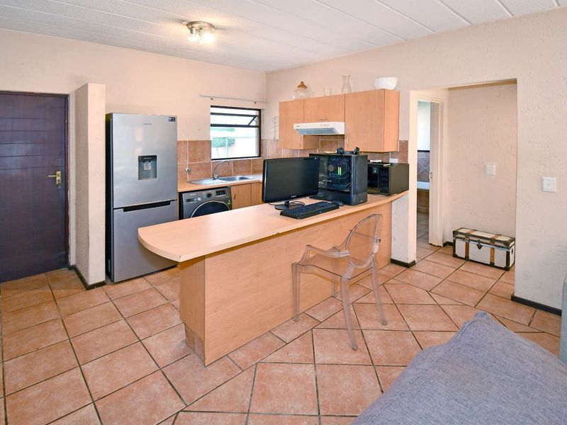 Charming 1-Bedroom Ground-Floor Garden Apartment in Chobe Sands, Douglasdale - Photo 3