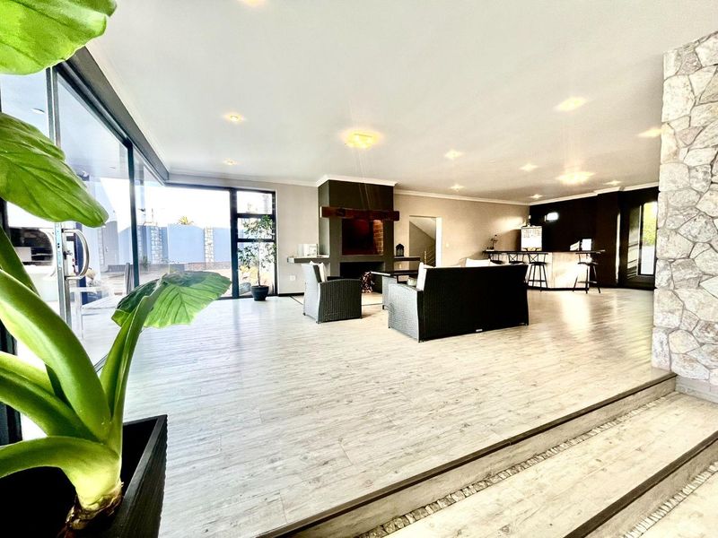 Spacious 5 Bedroom Family Home with Exceptional Entertainment Areas - Photo 7