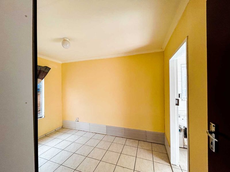 Start Your next Chapter in this Charming Naturena Home! - Photo 9