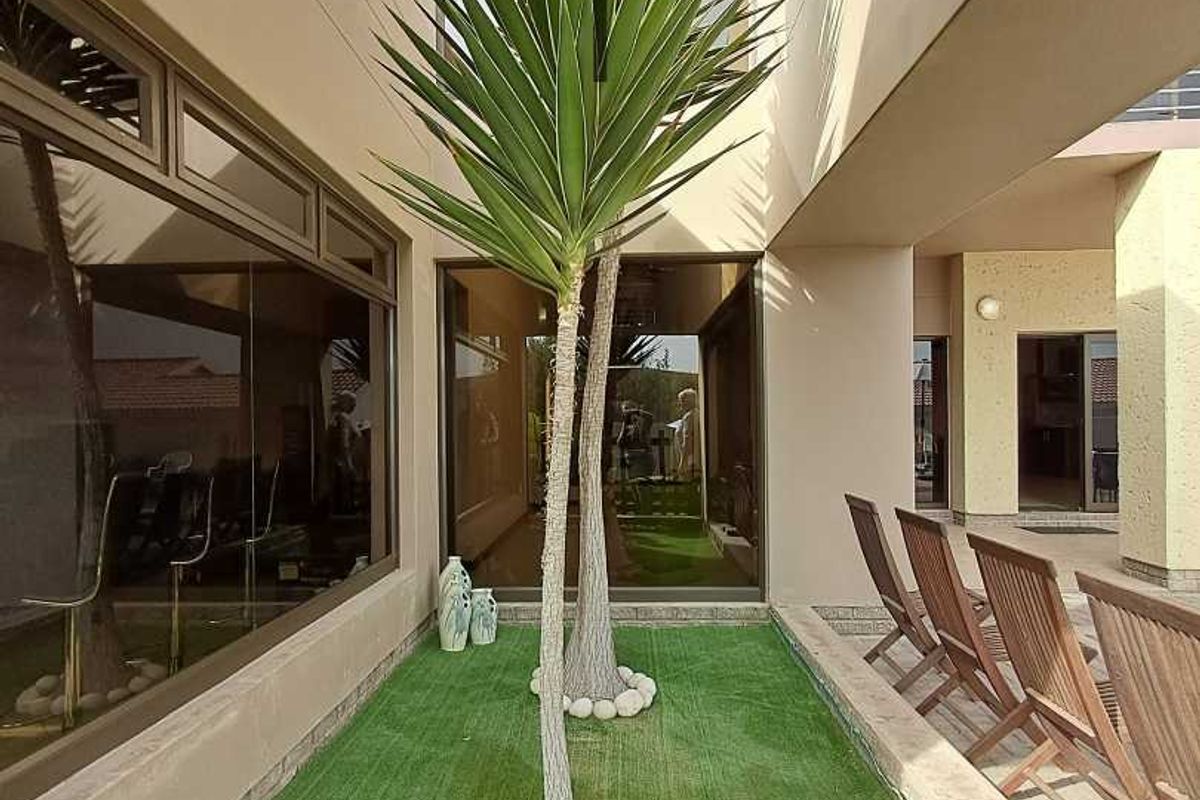 5 Bedroom House for Sale in Ocean View with 1 Bedroom flat - Photo 4