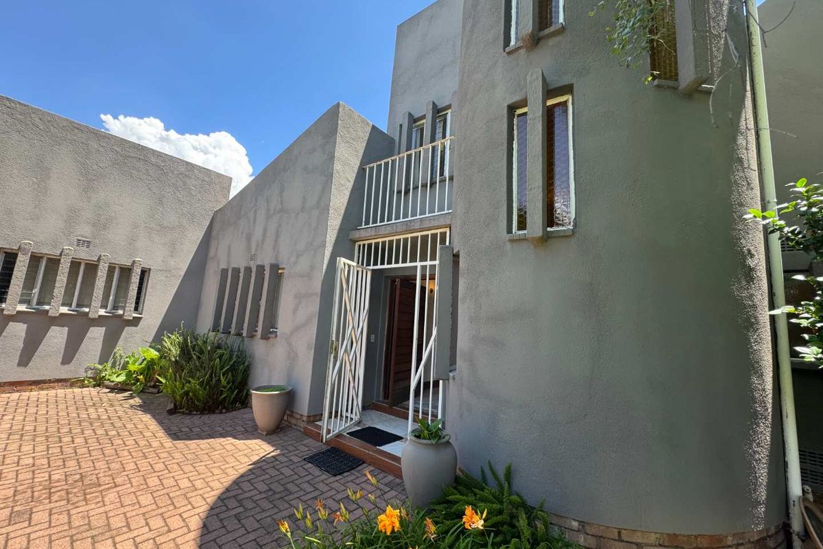 Huge Family Home For Sale - Photo 2