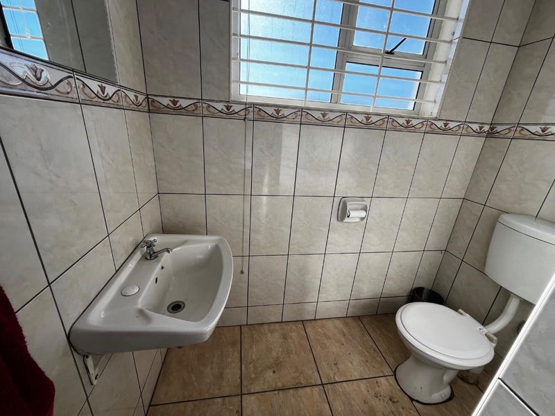 Perfect showroom space for sale - Photo 5