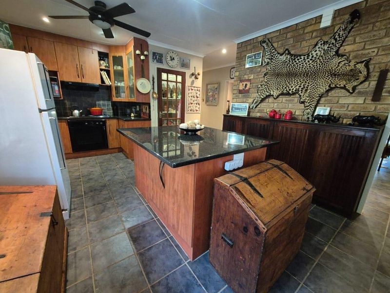 Embrace Tranquility: 3-Bed Retreat Near Nature Reserve - Photo 2