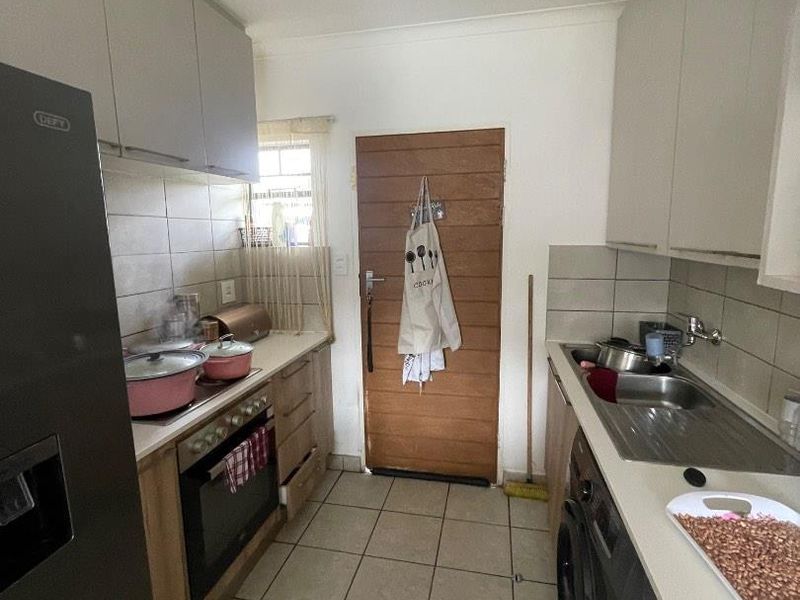 Family-Friendly 4-Bedroom Rental with Outdoor Play Area - Photo 4