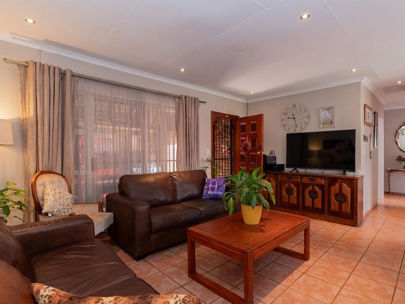 Charming 3 Bedroom Face-Brick Family Home with Flatlet in Van Riebeeck Park – A Must-See! - Photo 4