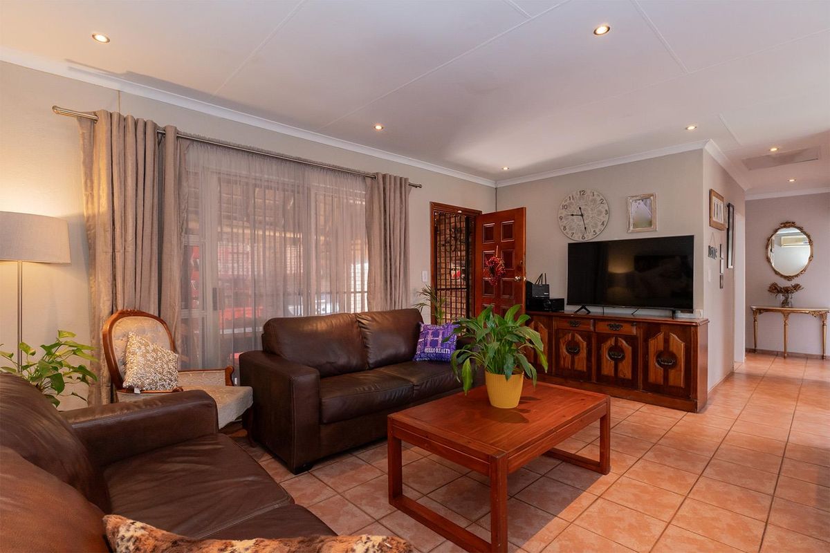 Charming 3 Bedroom Face-Brick Family Home with Flatlet in Van Riebeeck Park – A Must-See! - Photo 4