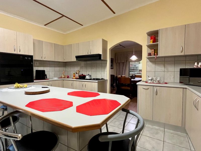 Luxury Family Home for Sale in Okahandja | 3 Bedroom Entertainer’s Dream - Photo 5