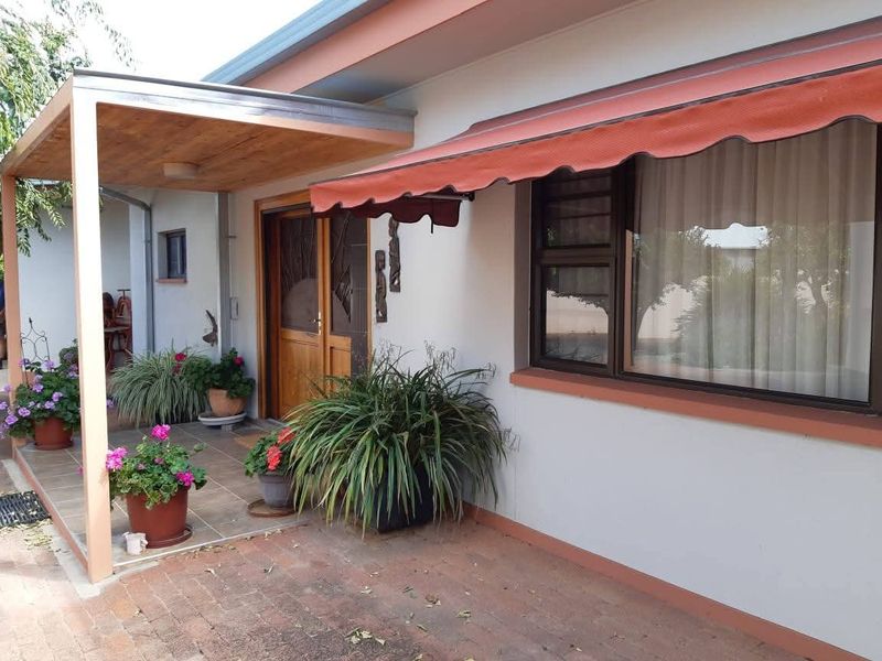 Lovely property with surrounded landscaped gardens and spacious verandas, situated in the outskirts of Omaruru, bordering the Omaruru River. - Photo 4
