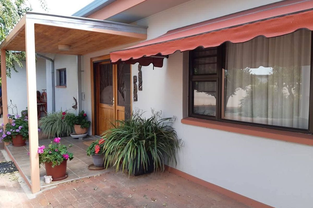 Lovely property with surrounded landscaped gardens and spacious verandas, situated in the outskirts of Omaruru, bordering the Omaruru River. - Photo 4