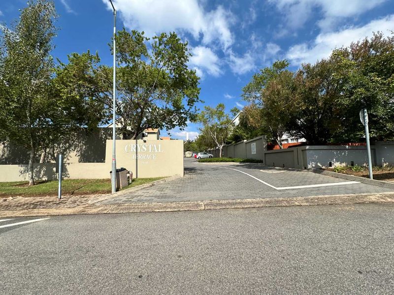 Modern 2-Bedroom Apartment to Rent in Summerfields Estate – Crystal Terrace - Photo 2