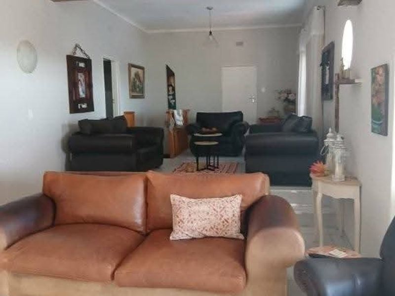 Nestled on a scenic hilltop with sweeping views over Keetmanshoop, this well-loved and beautifully maintained guesthouse offers comfort, charm and exceptional p - Photo 9