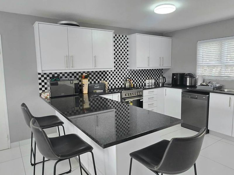 Spacious Coastal Home in Prime Franskraal Location! - Photo 9