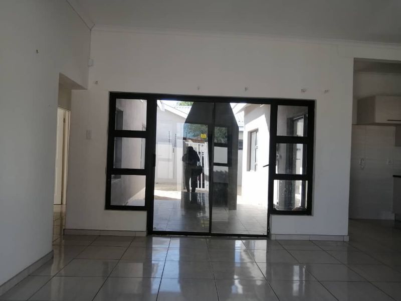 Young Professional - Photo 3