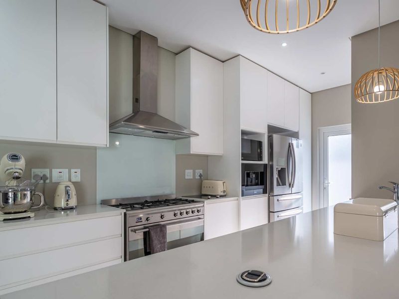 Elegant Five-Bedroom Home with Relaxing Outdoor Areas in Le Domaine Neighbourhood on Val de Vie Estate - Photo 2