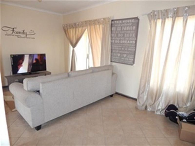 Lovely 2 bedroom top unit in Equestria Estate - Photo 4