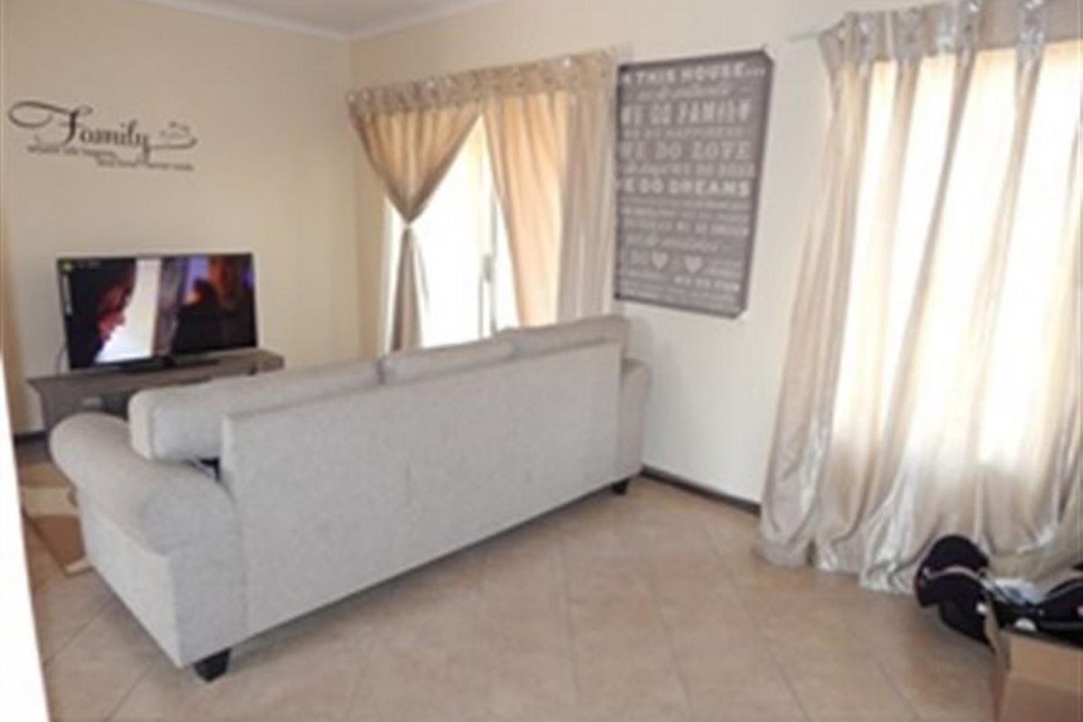 Lovely 2 bedroom top unit in Equestria Estate - Photo 4