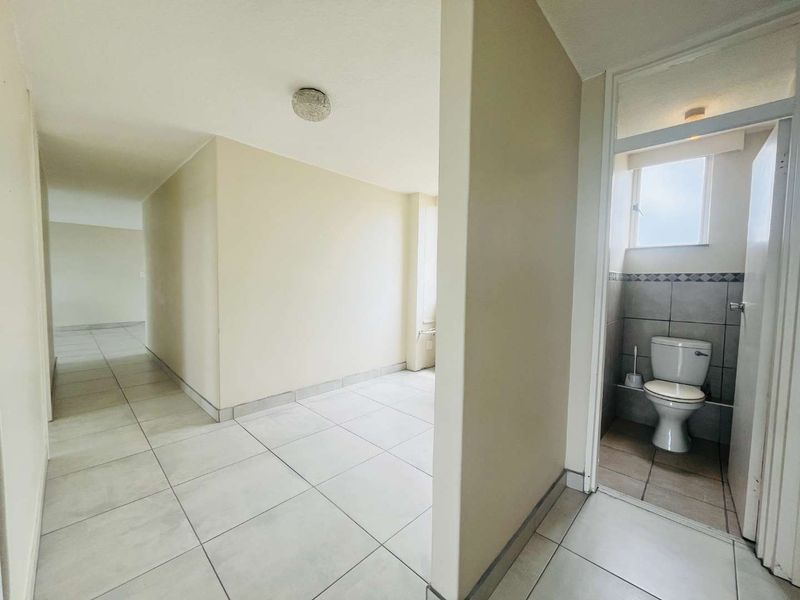 Hendra - Spacious 3 Bedroom apartment with sea views and 24 hour security - Photo 10