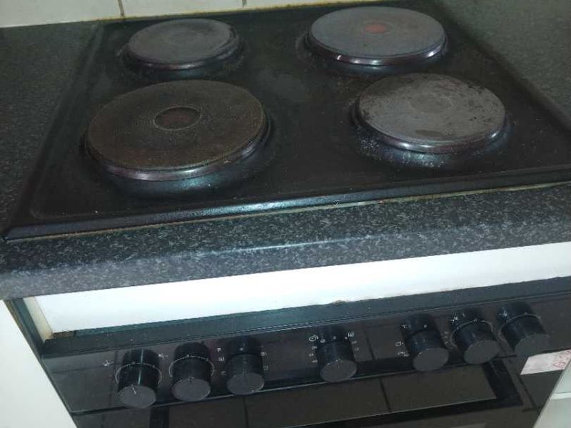 3 Bedroom in Zwartkop for rent - Photo 2