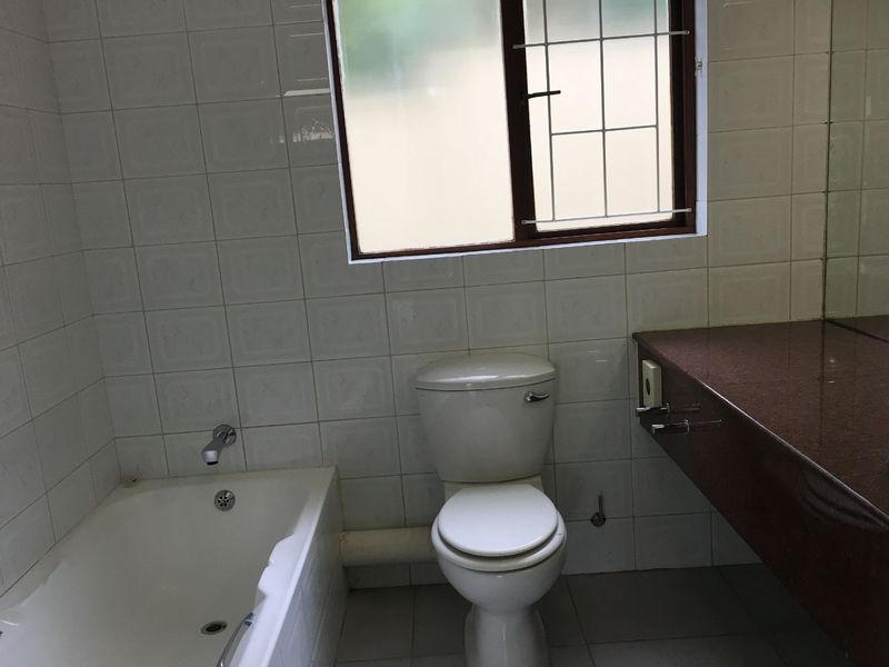 Spacious Bedroom & Modern Bathroom in Quiet Complex - Photo 6