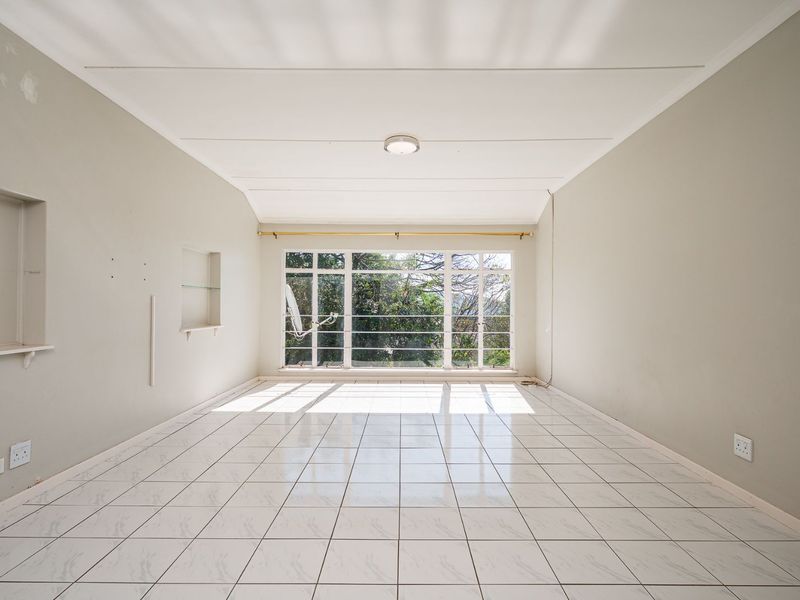 Spacious Second Floor Apartment in the Heart of Hillcrest - Photo 2