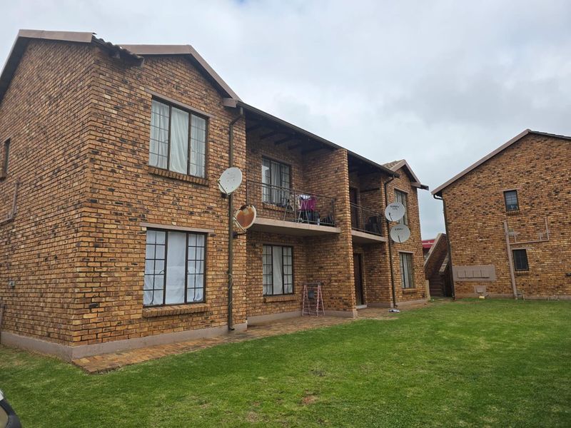2 Bedroom Townhouse in Chloorkop - Photo 3