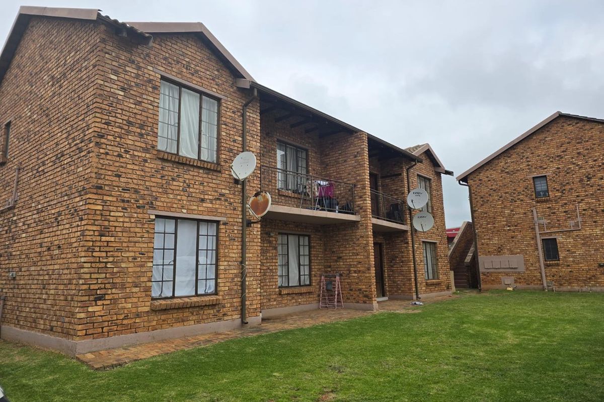 2 Bedroom Townhouse in Chloorkop - Photo 3