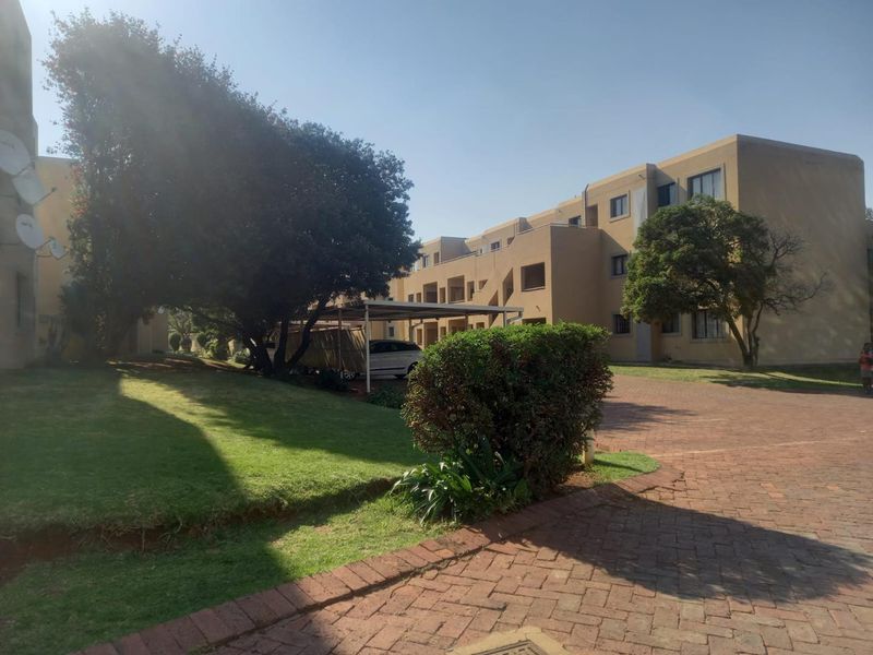 Lovely 1 bedroom apartment in Weltevreden Park. - Photo 10