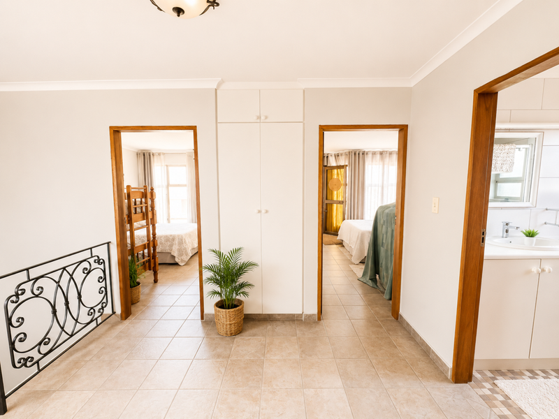 🏡 Spacious 4-Bedroom Townhouse Within Walking Distance of the CBD! - Photo 9